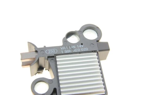 Р РµРіСѓР»СЏС‚РѕСЂ РЅР°РїСЂСѓРіРё РіРµРЅРµСЂР°С‚РѕСЂР° bosch 1986AE0020