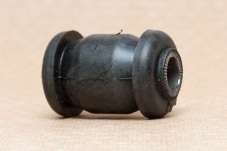 Сайлентблок переднього важеля glober 622815