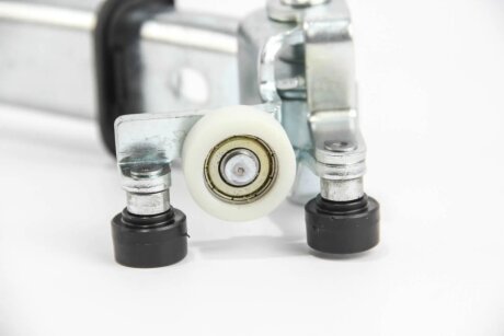 Ролик бокової двері Daily 06- (середній/+кронштейн) goodrem RM8008