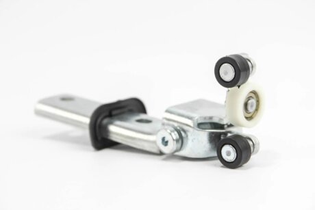 Ролик бокової двері Daily 06- (середній/+кронштейн) goodrem RM8008 на Iveco Daily 3