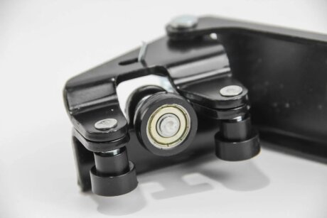 Ролик зсувних дверей Trafic/Vivaro 01- середній (з кронштейном) goodrem RM8042