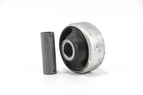 Сайлентблок переднього важеля Passat 88-96/Golf II/III/Caddy 96-04 (з втулкою) goodrem RR5361