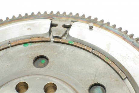 Двухмассовый (демпферный) маховик luk 415002110