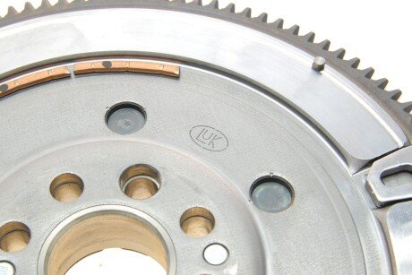 Двухмассовый (демпферный) маховик luk 415012110