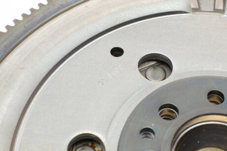 Двухмассовый (демпферный) маховик luk 415014210