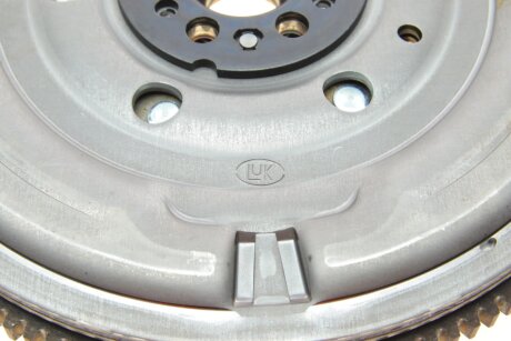 Двухмассовый (демпферный) маховик luk 415015310