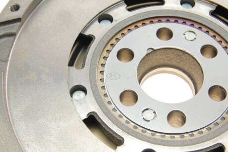 Двухмассовый (демпферный) маховик luk 415017410