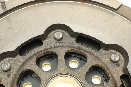 Двухмассовый (демпферный) маховик luk 415037810