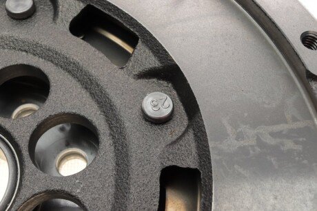 Двухмассовый (демпферный) маховик luk 415041210