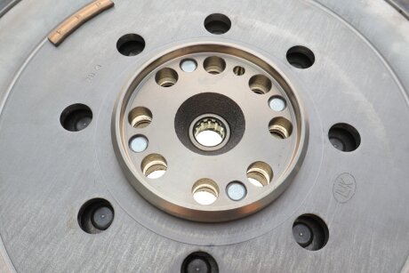 Двухмассовый (демпферный) маховик luk 415041410