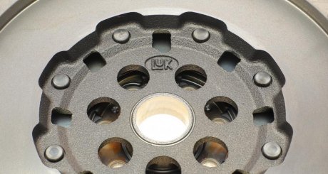 Двухмассовый (демпферный) маховик luk 415048910