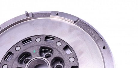 Двухмассовый (демпферный) маховик luk 415067910