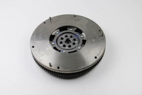 Двухмассовый (демпферный) маховик luk 415022110