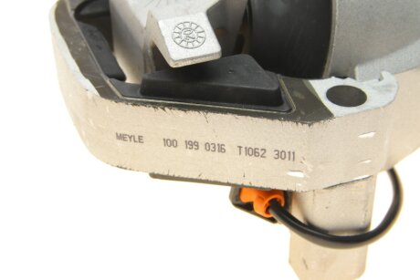 Подушка (опора) двигателя meyle 1001990316