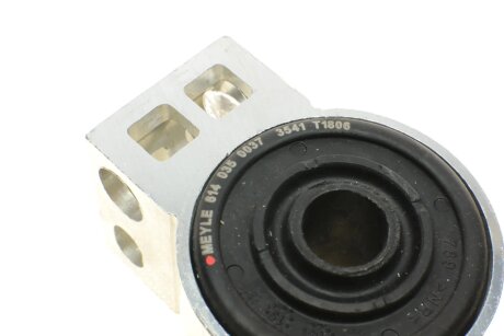 Сайлентблок переднего рычага meyle 6140350037