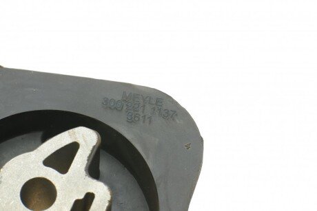 Сайлентблок (втулка) переднего амортизатора meyle 3002211137