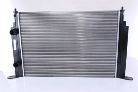 Радіатор охолодження двигуна Nissens 61885A