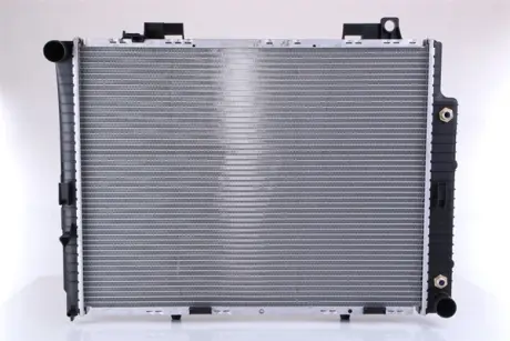 Радиатор охлаждения двигателя nissens 62665A Мерседес W210