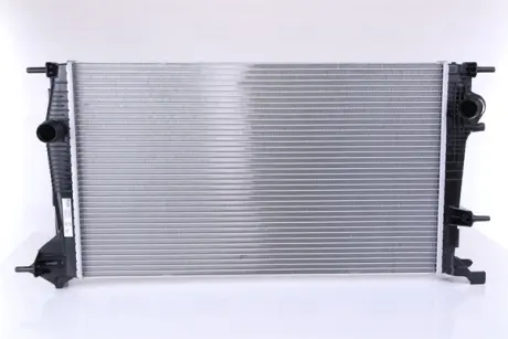 Радіатор охолодження двигуна Nissens 637607