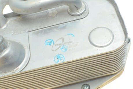 Радіатор масляний trucktec Automotive 0825069