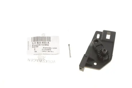 Кронштейн кріплення ричага приводу замка капоту Skoda Fabia/Octavia/SuperB 08-/Yeti 10- VAG 1J1 823 633A